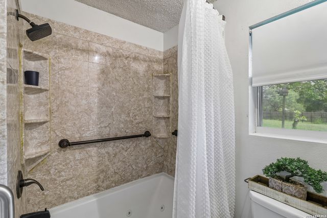 215 DEER RUN ST, Pleasanton, TX 78064