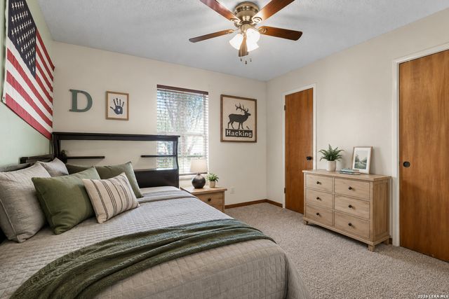215 DEER RUN ST, Pleasanton, TX 78064