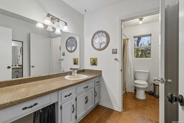 215 DEER RUN ST, Pleasanton, TX 78064