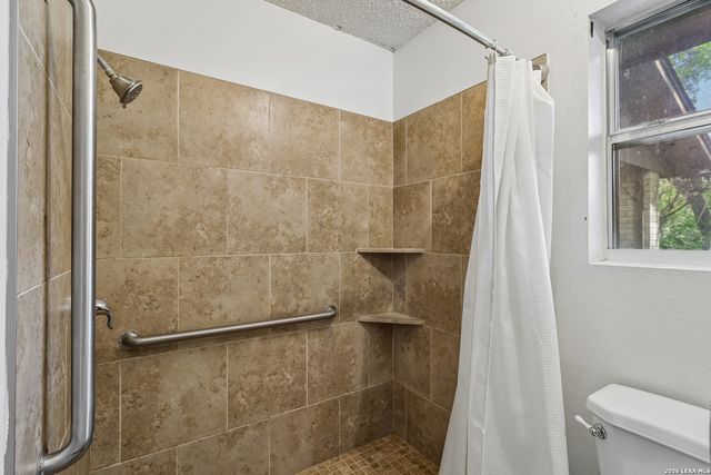 215 DEER RUN ST, Pleasanton, TX 78064