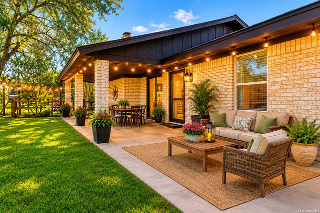 215 DEER RUN ST, Pleasanton, TX 78064