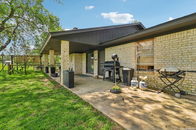 215 DEER RUN ST, Pleasanton, TX 78064