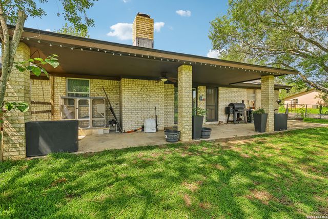 215 DEER RUN ST, Pleasanton, TX 78064
