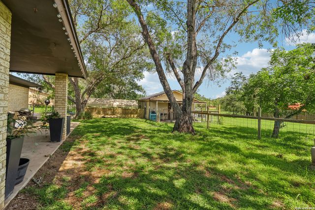 215 DEER RUN ST, Pleasanton, TX 78064