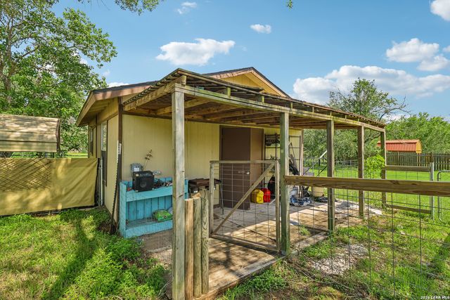 215 DEER RUN ST, Pleasanton, TX 78064