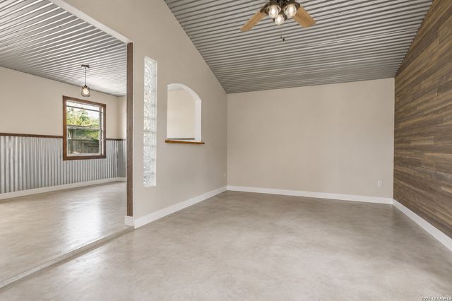 215 DEER RUN ST, Pleasanton, TX 78064