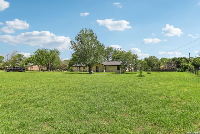215 DEER RUN ST, Pleasanton, TX 78064