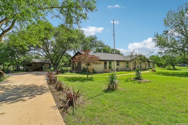 215 DEER RUN ST, Pleasanton, TX 78064