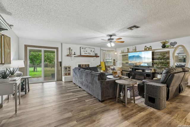 215 DEER RUN ST, Pleasanton, TX 78064