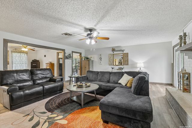 215 DEER RUN ST, Pleasanton, TX 78064