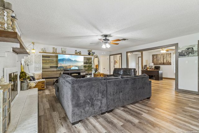 215 DEER RUN ST, Pleasanton, TX 78064