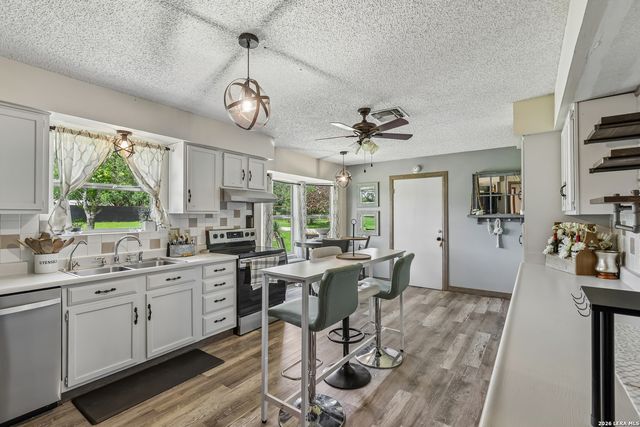 215 DEER RUN ST, Pleasanton, TX 78064