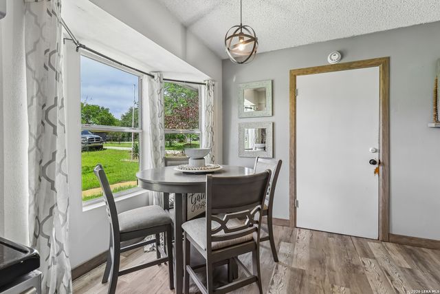 215 DEER RUN ST, Pleasanton, TX 78064