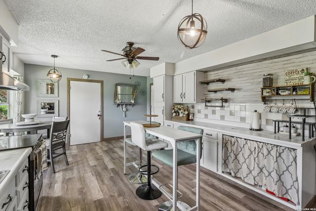 215 DEER RUN ST, Pleasanton, TX 78064