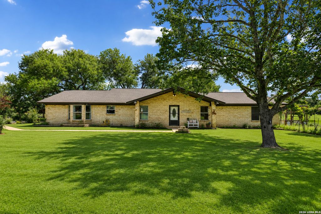 215 DEER RUN ST, Pleasanton, TX 78064
