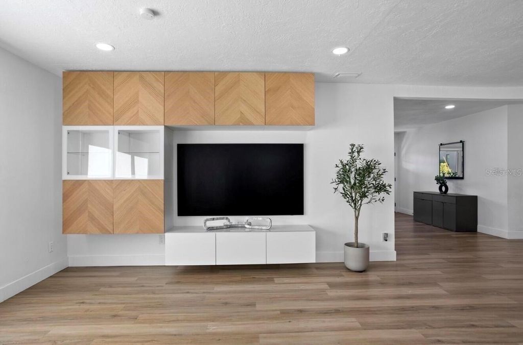 Image 13 of property listing at 208 S WARD STREET, Tampa, FL 33609