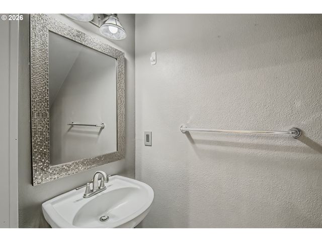 21823 Ne LARKSPUR Ln, Fairview, OR 97024