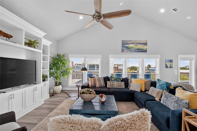 870 Kahla Drive, Crystal Beach, TX 77650