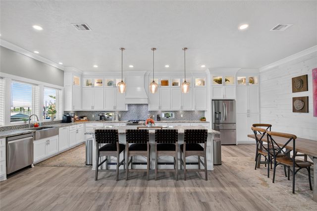 870 Kahla Drive, Crystal Beach, TX 77650