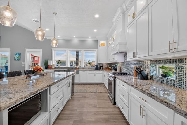 870 Kahla Drive, Crystal Beach, TX 77650