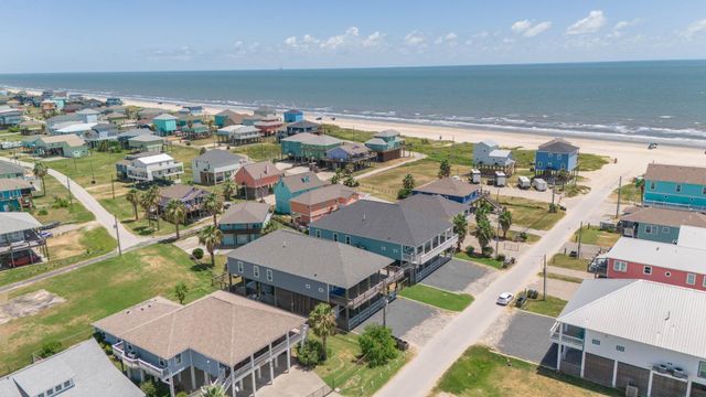 870 Kahla Drive, Crystal Beach, TX 77650