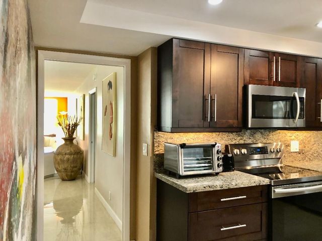 800 Cypress Grove Drive 204, Pompano Beach, FL 33069