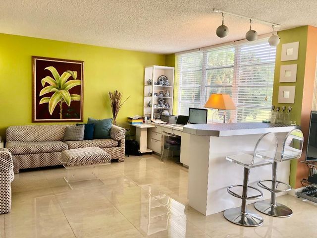 800 Cypress Grove Drive 204, Pompano Beach, FL 33069