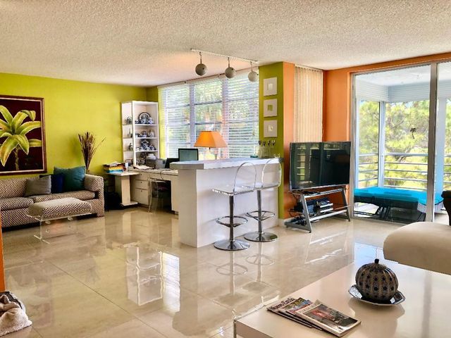 800 Cypress Grove Drive 204, Pompano Beach, FL 33069