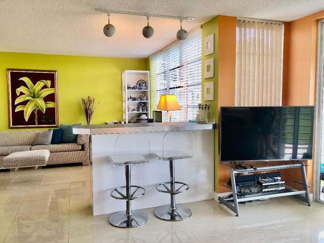 800 Cypress Grove Drive 204, Pompano Beach, FL 33069