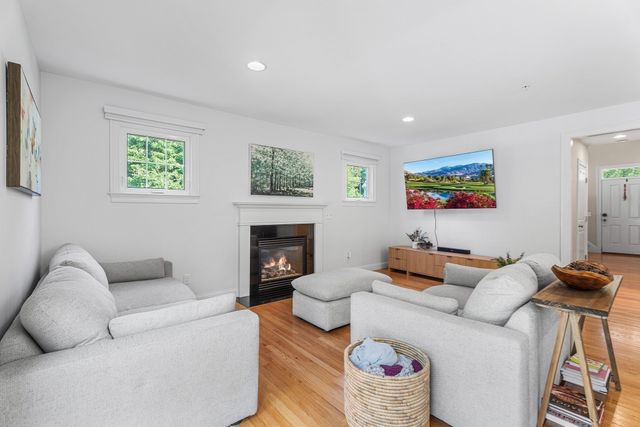 16 Country Candle Ln 16, Northborough, MA 01532