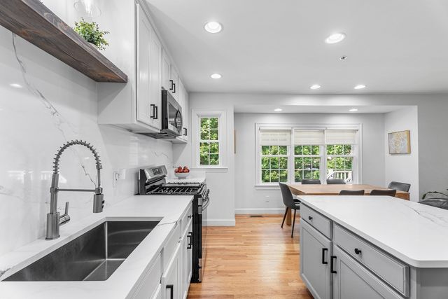 16 Country Candle Ln 16, Northborough, MA 01532