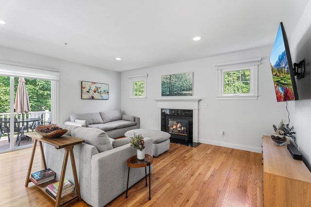 16 Country Candle Ln 16, Northborough, MA 01532