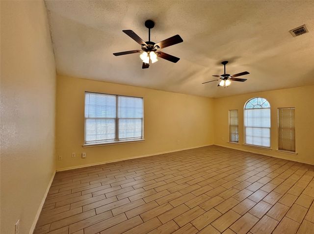 609 Blueberry Hill Lane, Mansfield, TX 76063