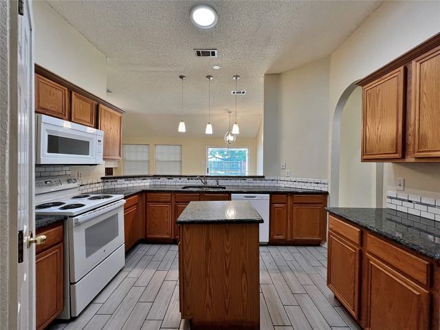 609 Blueberry Hill Lane, Mansfield, TX 76063