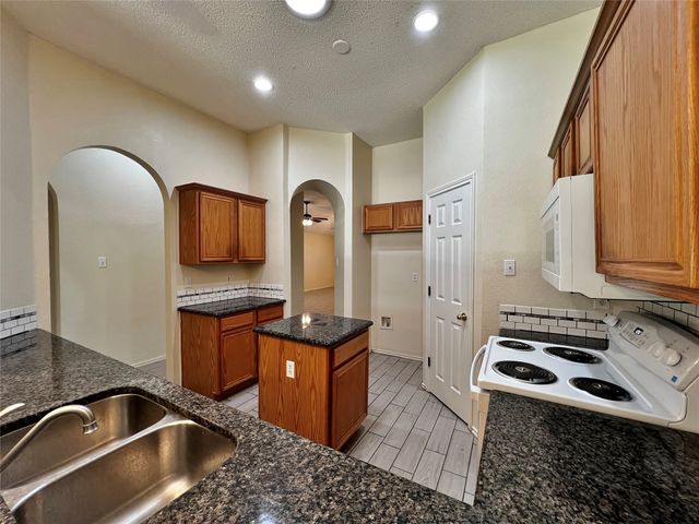 609 Blueberry Hill Lane, Mansfield, TX 76063