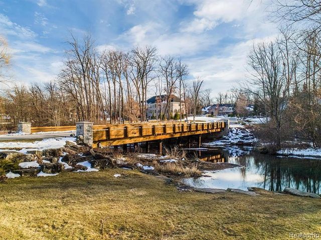 556 Barrington Court, Bloomfield Hills, MI 48304