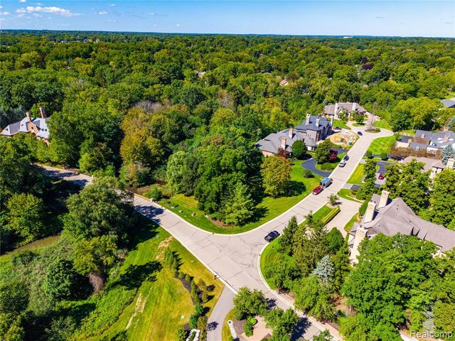 556 Barrington Court, Bloomfield Hills, MI 48304