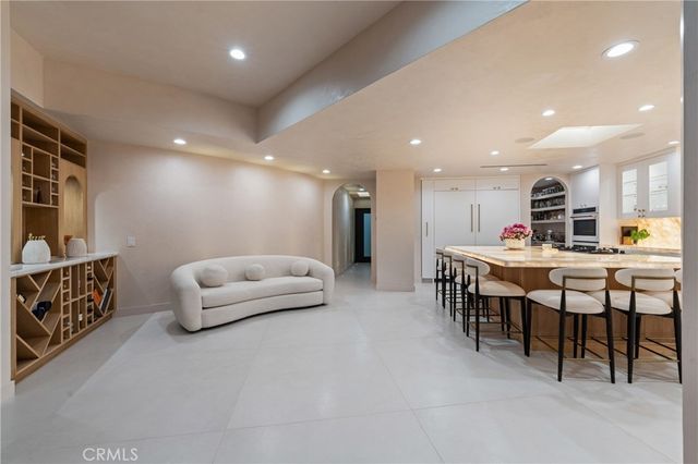 8045 Mulholland Drive, Los Angeles, CA 90046