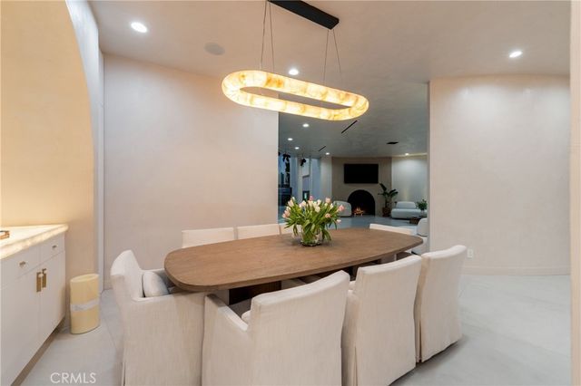 8045 Mulholland Drive, Los Angeles, CA 90046
