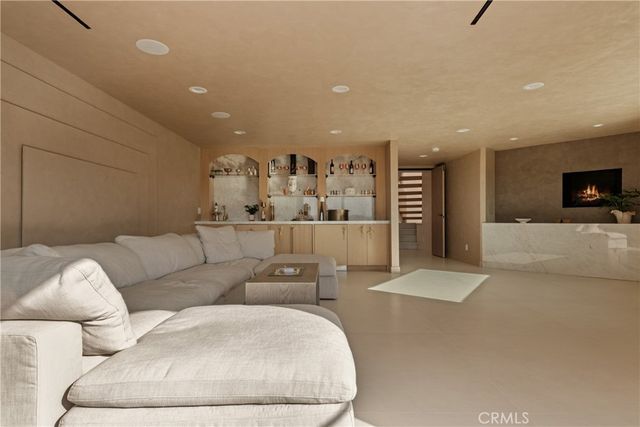 8045 Mulholland Drive, Los Angeles, CA 90046