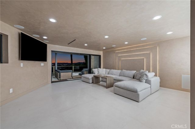 8045 Mulholland Drive, Los Angeles, CA 90046