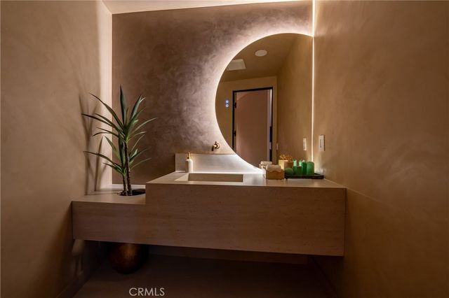 8045 Mulholland Drive, Los Angeles, CA 90046