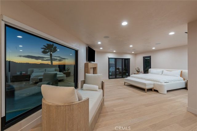 8045 Mulholland Drive, Los Angeles, CA 90046