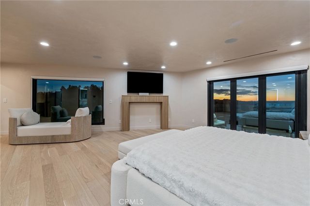 8045 Mulholland Drive, Los Angeles, CA 90046