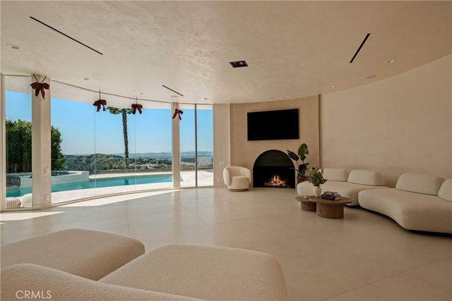 8045 Mulholland Drive, Los Angeles, CA 90046