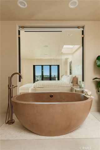 8045 Mulholland Drive, Los Angeles, CA 90046