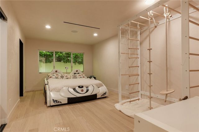 8045 Mulholland Drive, Los Angeles, CA 90046