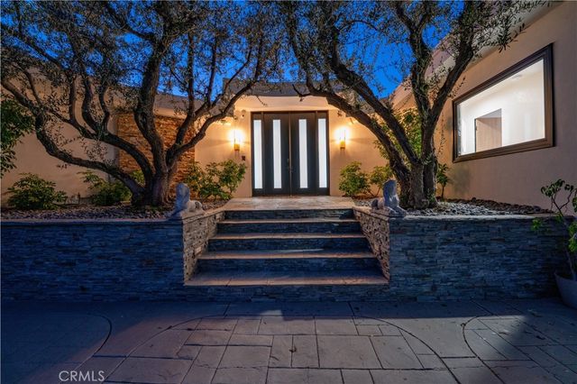 8045 Mulholland Drive, Los Angeles, CA 90046