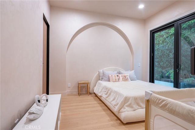 8045 Mulholland Drive, Los Angeles, CA 90046