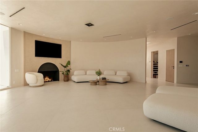 8045 Mulholland Drive, Los Angeles, CA 90046